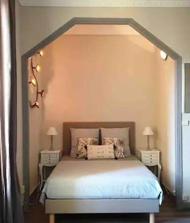 Charming Overlooking A Beautiful Garden Nizza