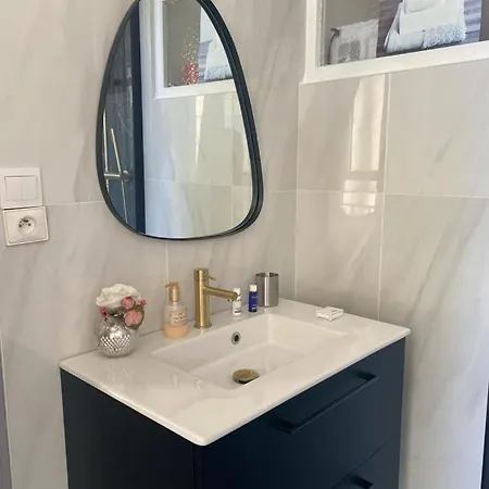 Charming Overlooking A Beautiful Garden Apartment Nizza