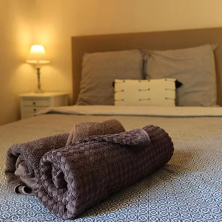 Charming Overlooking A Beautiful Garden Apartament *