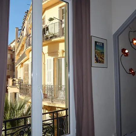 Charming Overlooking A Beautiful Garden Apartment