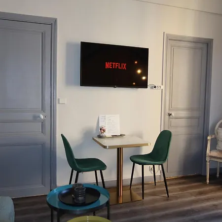 Charming Overlooking A Beautiful Garden Apartament