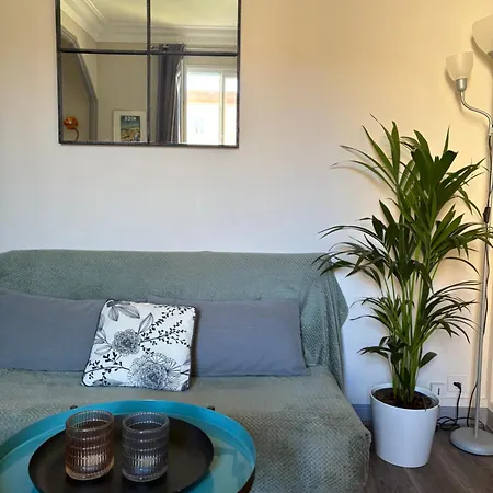 Charming Overlooking A Beautiful Garden Apartament