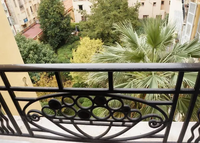Apartment Charming Overlooking A Beautiful Garden