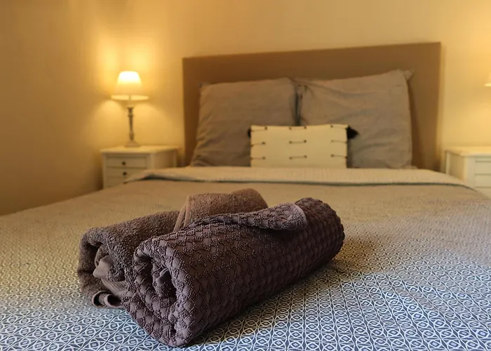 Charming Overlooking A Beautiful Garden Apartment *