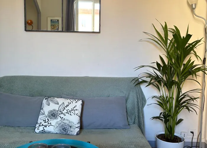 Charming Overlooking A Beautiful Garden Apartment